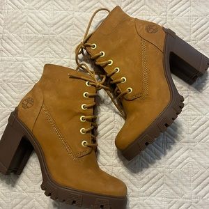 Gently used Women's size 6 Timberland boots with heels! Light Brown color....
